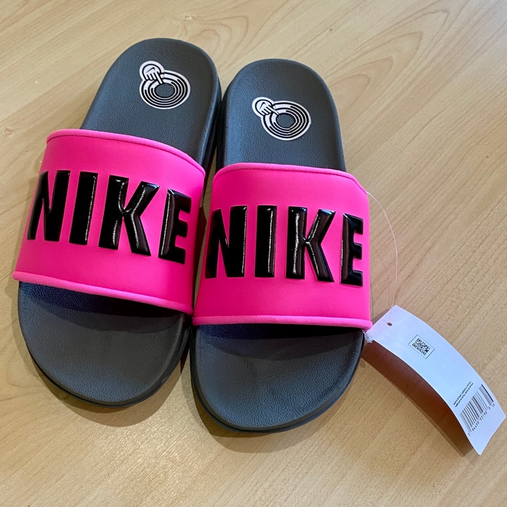 Nike Women’s 9 Hot Pink & Black NWT Off Court Slides